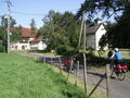 Kleines Dorf mit Kirche auf dem Weg zum Doubs